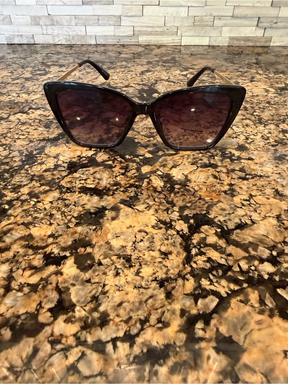Women’s Black Cat-Eye Sunglasses - Stylish UV Shield